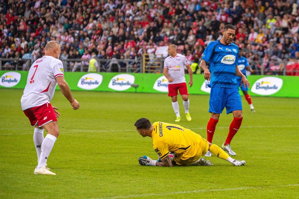 Łódź. Mecz Gwiazd w Łodzi. Na murawie Boniek, Krzynówek, Krychowiak