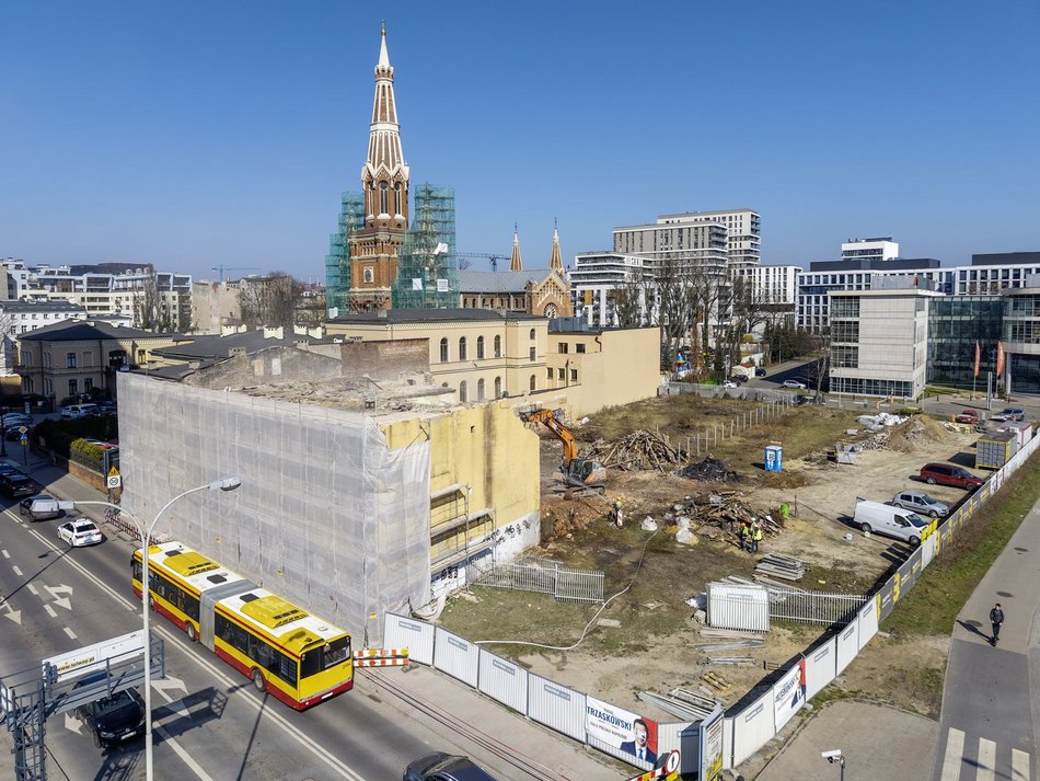 Łódź. Wyburzanie zrujnowanej kamienicy przy Sienkiewicza