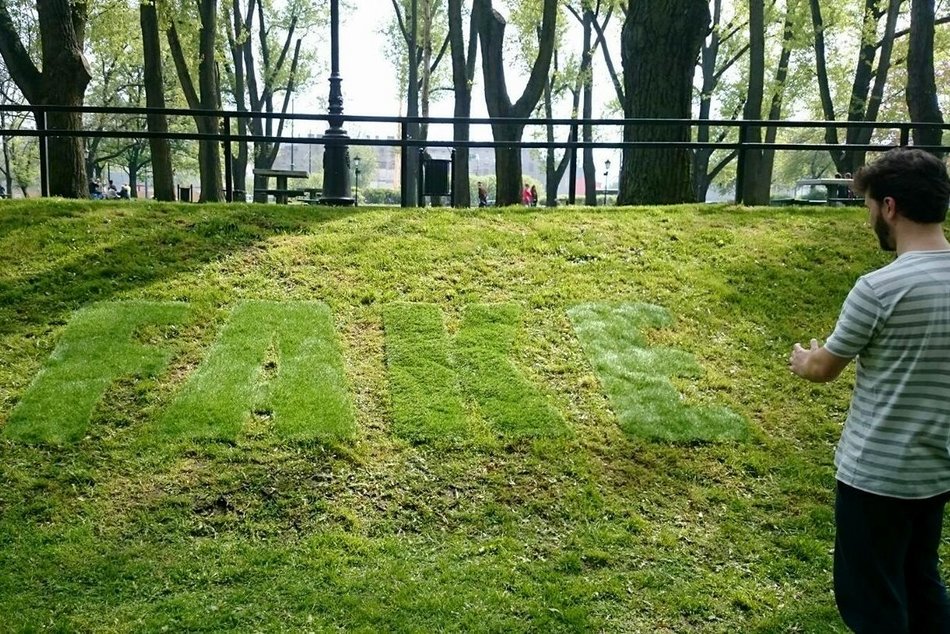 Instalacje artystyczne w Łodzi. Wstążki, gąbki, holy man, posuszka