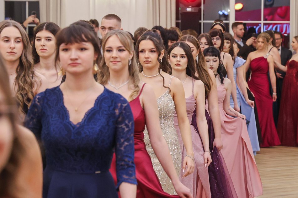 Łódź. Studniówka II LO w Łodzi. Wspaniali maturzyści świętowali w Pałacu Skotniki