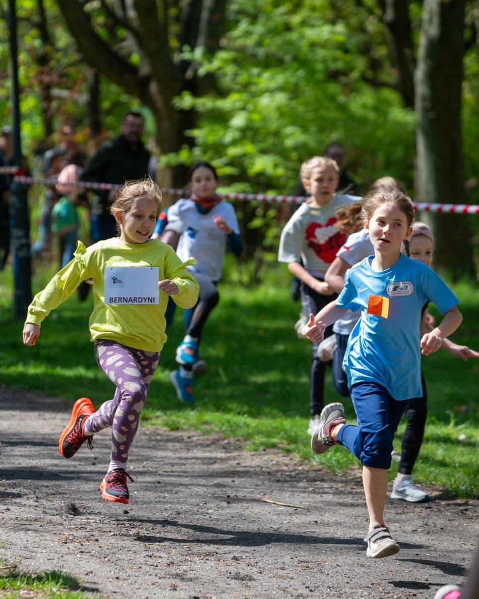 Łódź. XVII Bieg Olimpijczyków w parku Baden-Powella. Rywalizowali uczniowie szkół w Łodzi