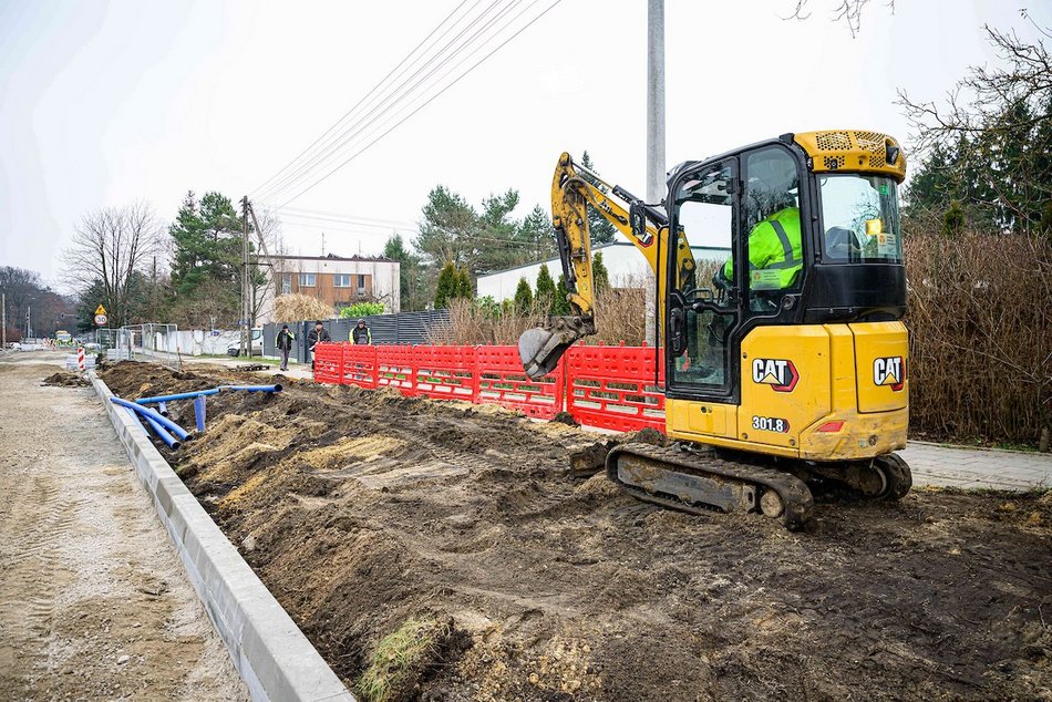 Łódź. Nowa podbudowa drogi, krawężniki i płyty postojowe dla MPK Łódź na Biegunowej