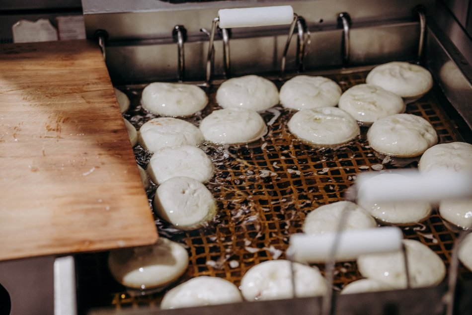 Łódź. Tłusty czwartek w Łodzi od kulis. Tak smaży się 5 tys. pączków w Gorącej Pączkarni!