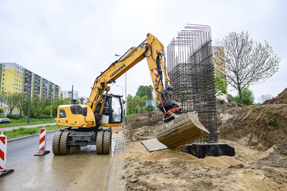 Łódź. Budowa kładki nad al. Wyszyńskiego w Łodzi (przy posesji nr 73)