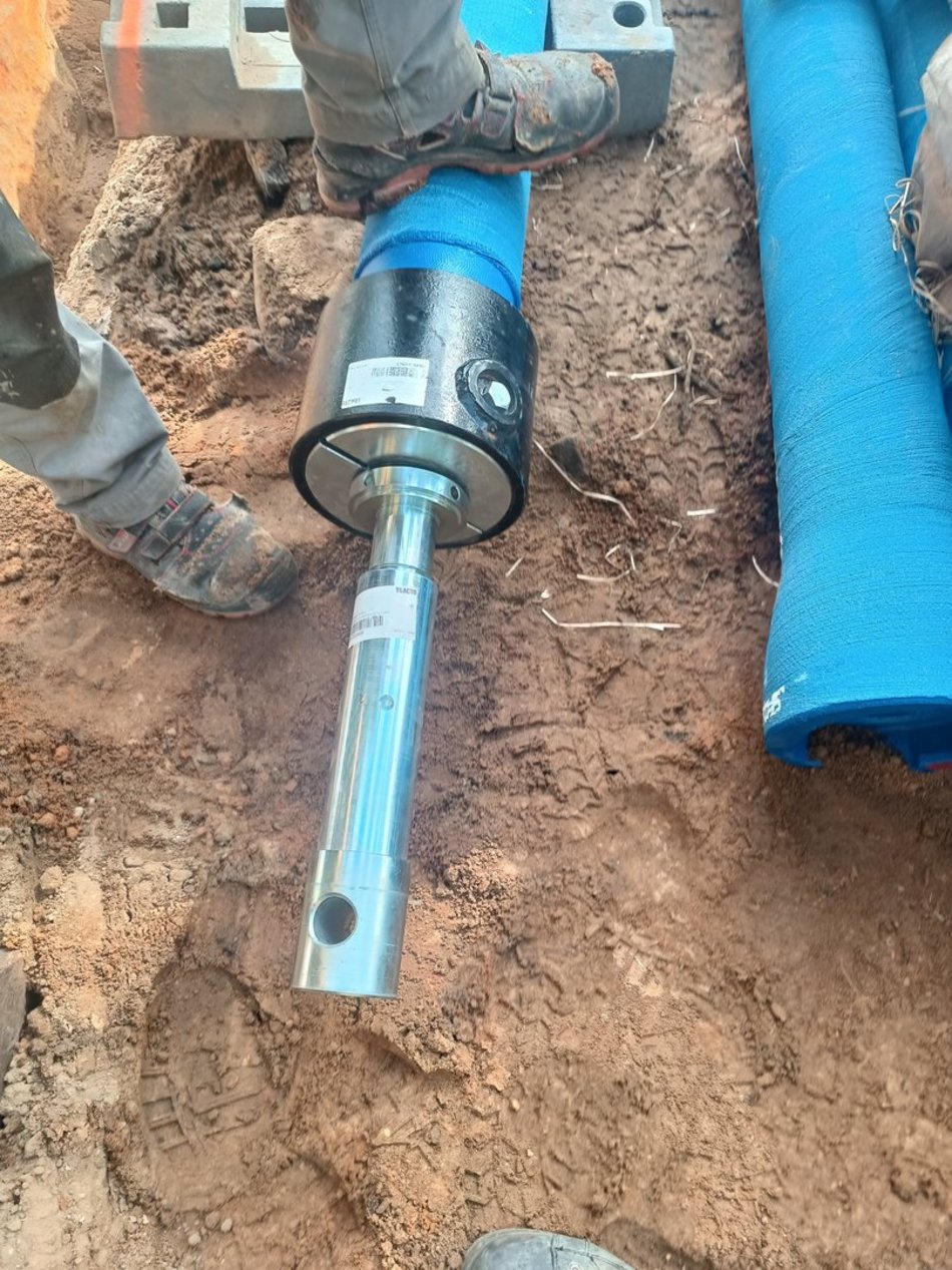 Łódź. Kraking przy remontach ulic w Łodzi. To podziemy potwór, który buduje wodociągi!