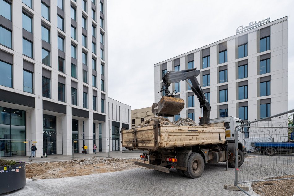 Łódź. Zielona oaza przy Stajni Jednorożców w Łodzi. Niemal 2 tysiące mkw. odbetonowanej powierzchni