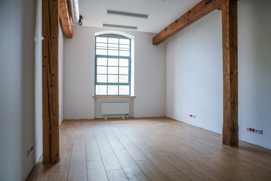 Łódź. Remont fabryki przy Sienkiewicza. Nowe wnętrza, winda, schody i brama do budynków