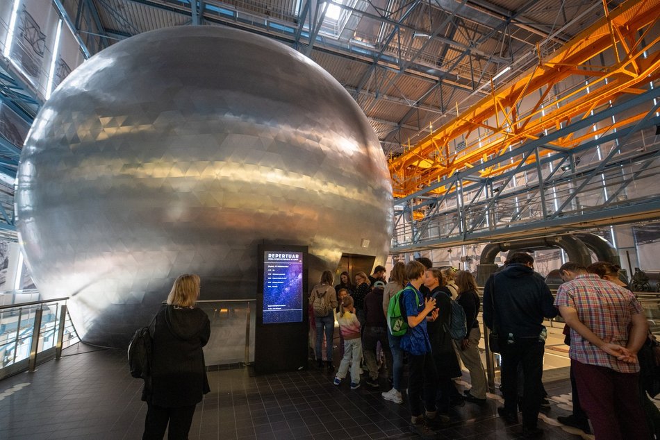 Łódź. Sławosz Uznański-Wiśniewski w EC1 Łódź. Tłumy łodzian na spotkaniu z astronautą