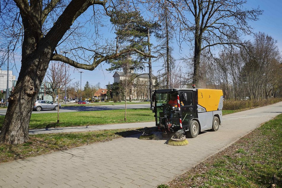 Łódź. Wiosenne sprzątanie Łodzi. Prace m.in. na Aleksandrowskiej, Tatrzańskiej i Kasprzaka