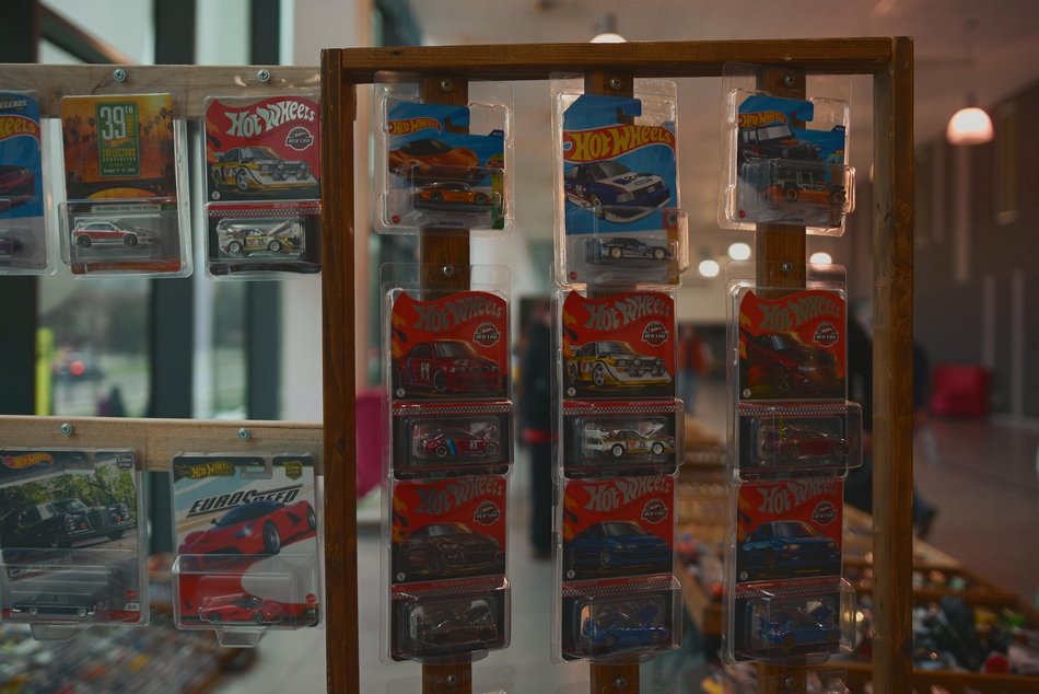 Łódź. Łódzkie Targi Motoryzacyjne w hali Expo Łódź. Klasyki, auta przyszłości, dealerzy i więcej