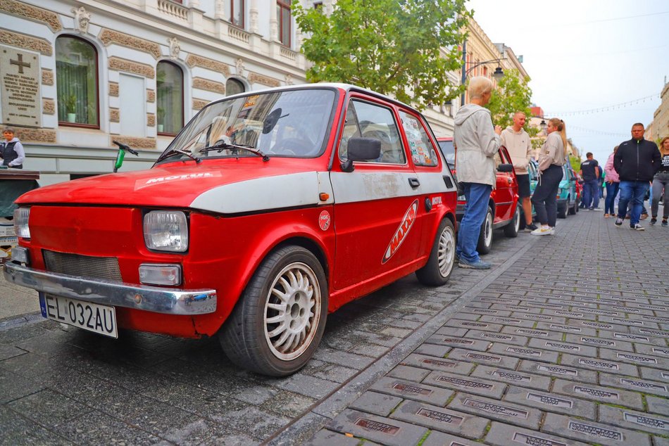 Parada Maluchów w Łodzi 2023. Kolorowe auta przejechały ulicami centrum
