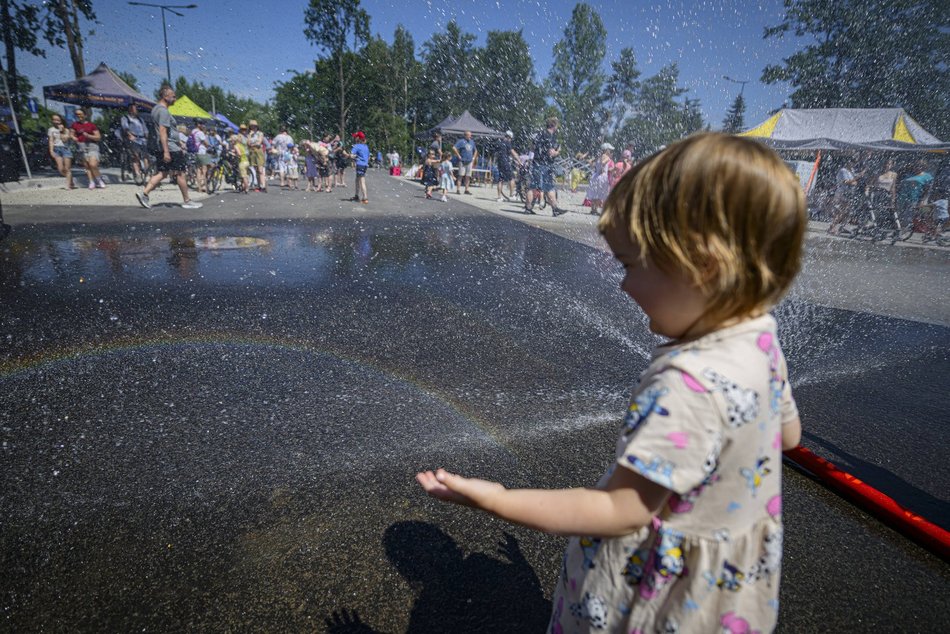 Łódź. Piknik otwarcia Szczecińskiej w Łodzi wielkim hitem. Tłumy łodzian bawią się świetnie