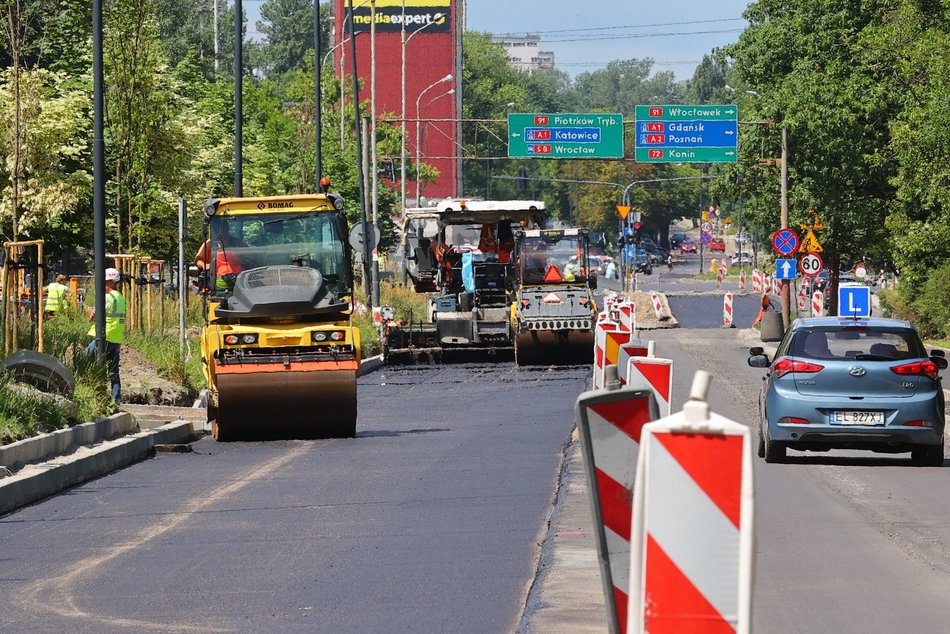 Remont Lutomierskiej. Drogowcy wzięli się już za układanie asfaltu