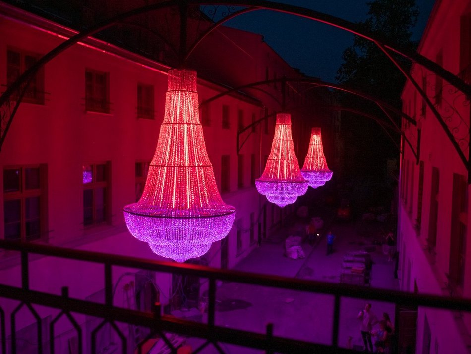 Żyrandole w podwórku przy ul. Piotrkowskiej 118