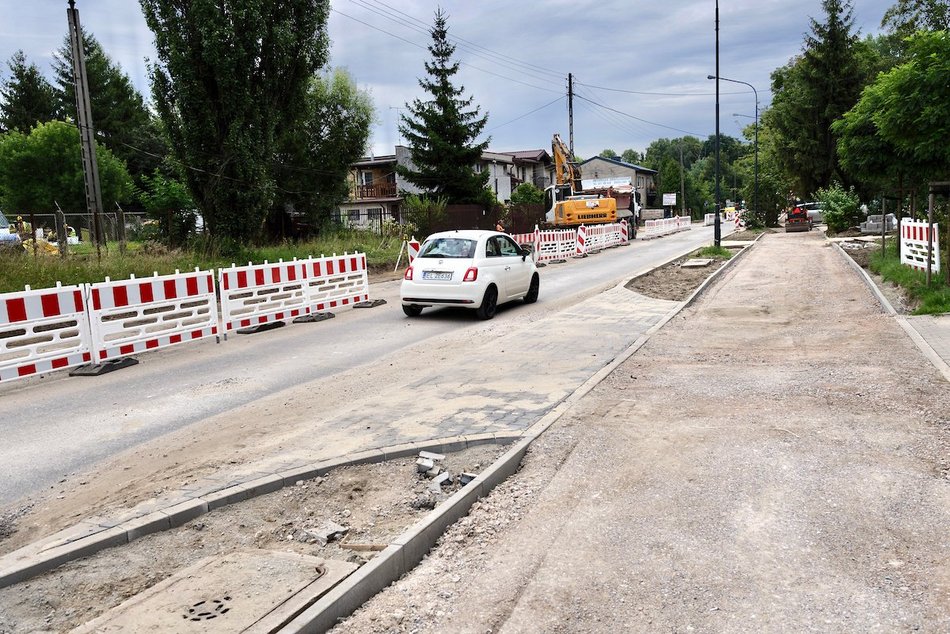 Łódź. Remont Źródłowej w Łodzi. Powstaje nowy chodnik i miejsca parkingowe