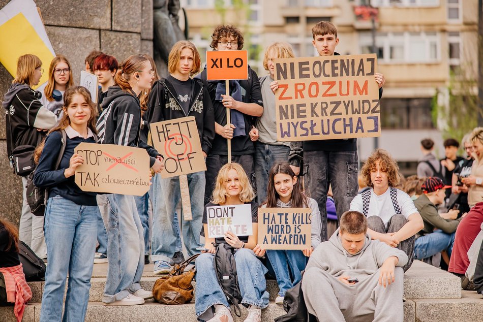 Łódź. Marsz Przeciwko Przemocy i Hejtowi przeszedł Piotrkowską. Uczniowie w ważnej sprawie!