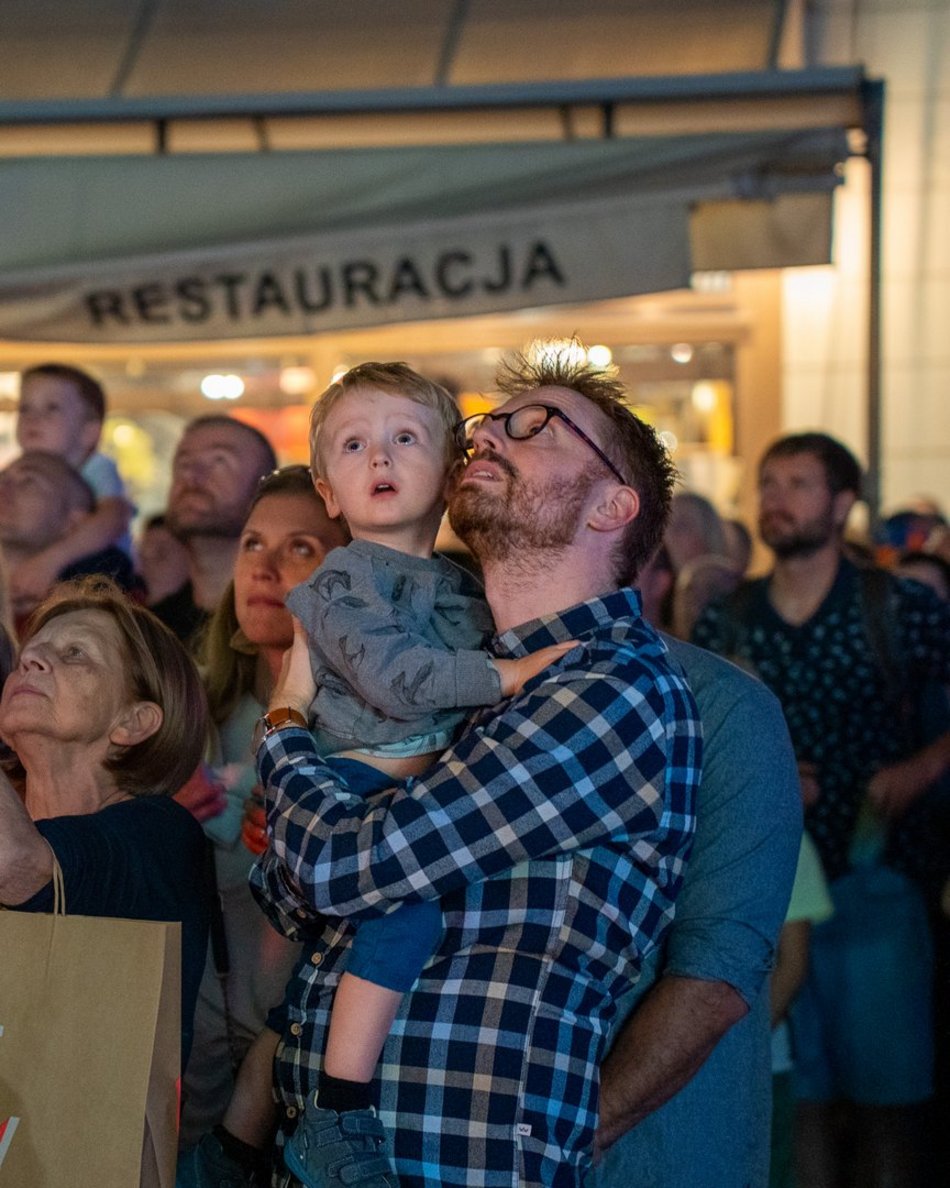 ludzie na festiwalu światła w Łodzi
