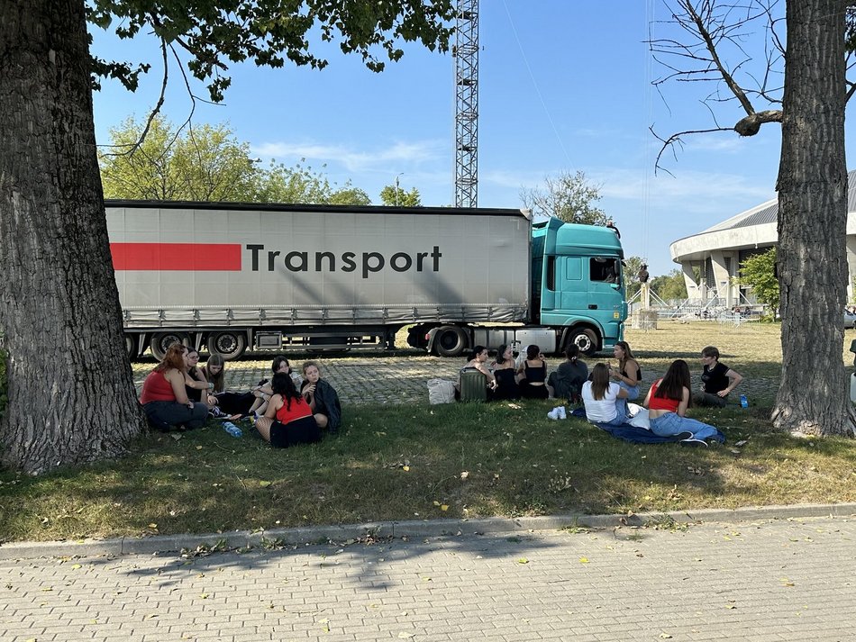 Tłumy fanek Louisa Tomlinsona przed Atlas Areną