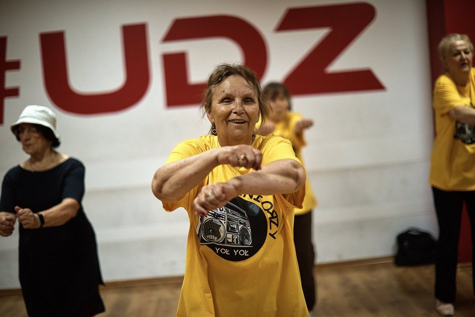 tańczący seniorzy