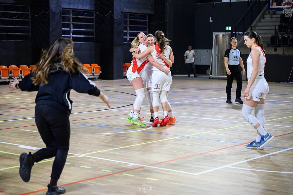 Wygrane koszykarek z Łodzi