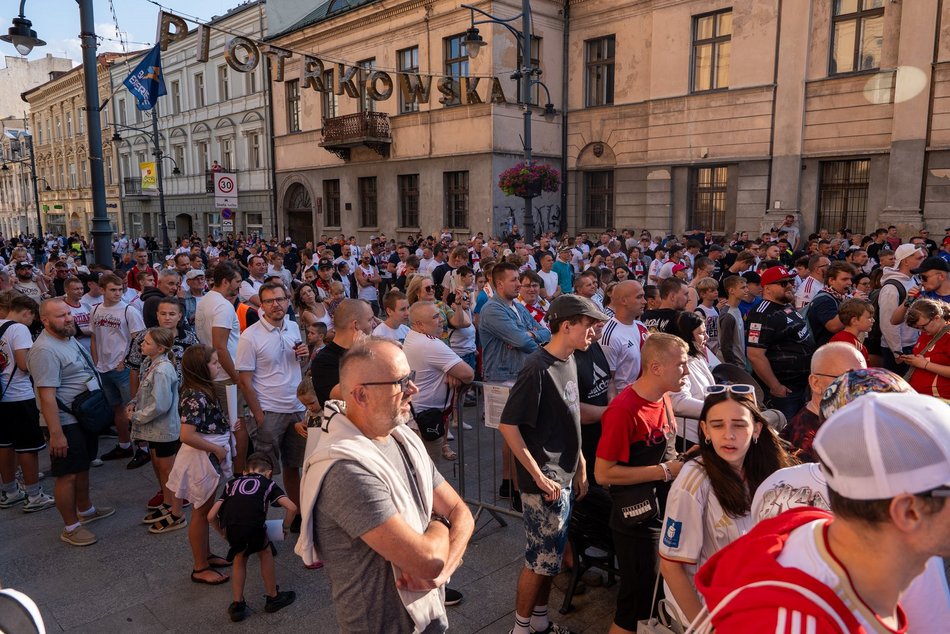 ŁKS Łódź zaprezentował skład na placu Wolności! Byłeś/aś tam? Odszukaj się w galerii