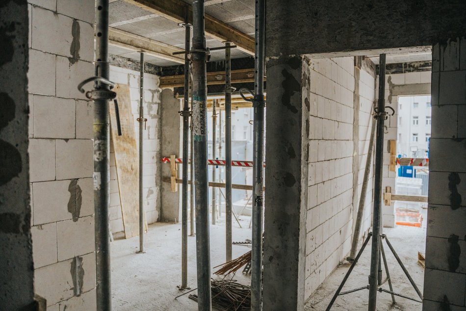 Łódź. Odbudowa zawalonej kamienicy przy Rewolucji w Łodzi. Widać już nowe ściany i piętra