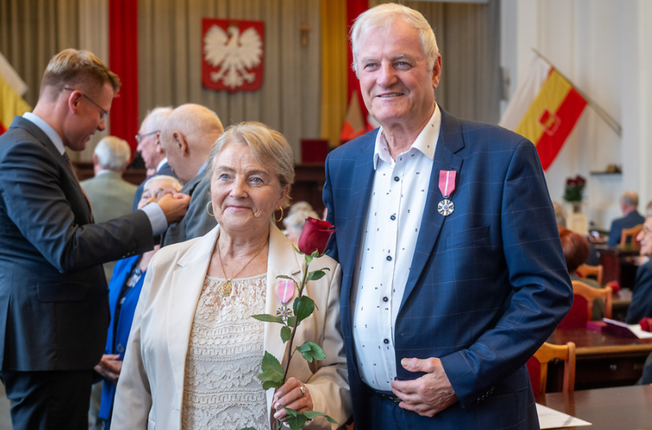 Łódź. Medale za długoletnie pożycie małżeńskie. Rekordziści świętują 63-lecie!