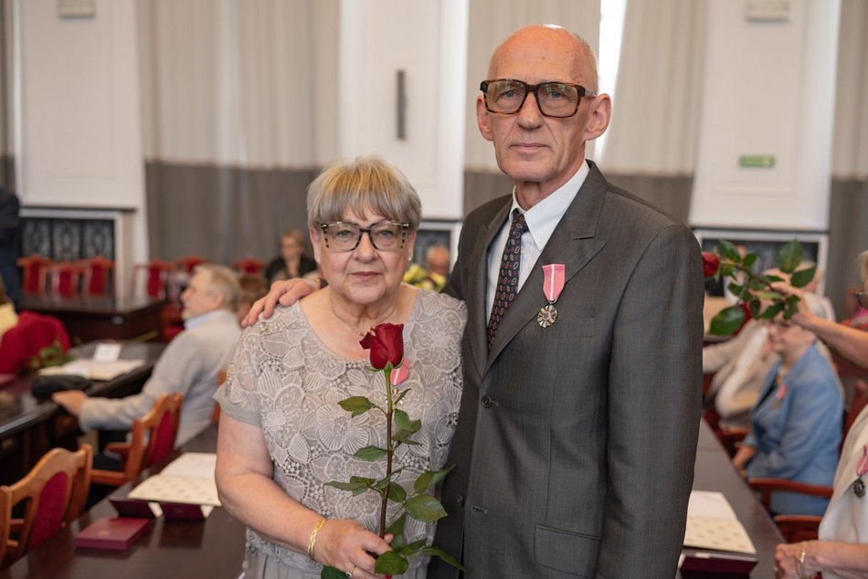Łódź. Medale za długoletnie pożycie małżeńskie. Rekordziści świętują 63-lecie!