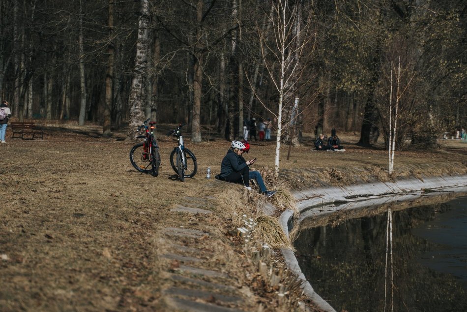 Łódź. Dobra pogoda w Łodzi sprzyja spacerowaniu! Tłumy w Parku na Zdrowiu w Łodzi
