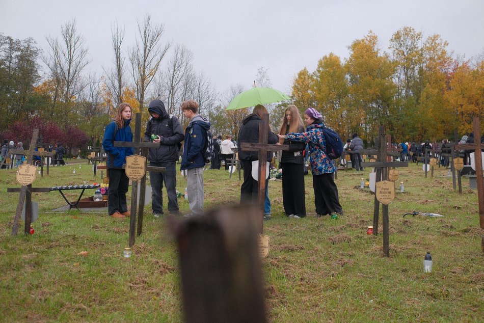 Światełko Pamięci na cmentarzu przy Zakładowej w Łodzi. Wolontariusze zapalili znicze