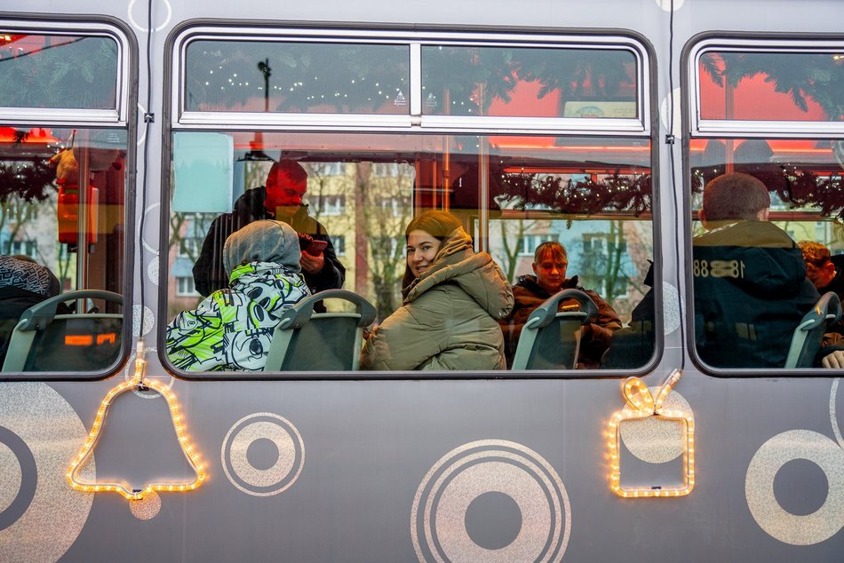 Łódź. Mikołajkowy tramwaj MPK Łódź już pędzi po mieście! Zobacz, jak się prezentuje
