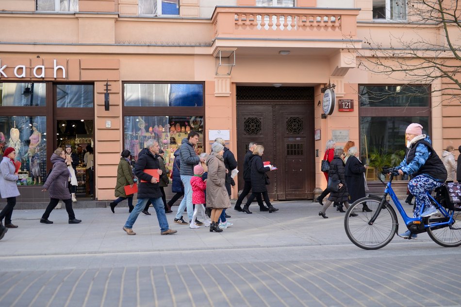 Spacerowicze na ul. Piotrkowskiej w Łodzi