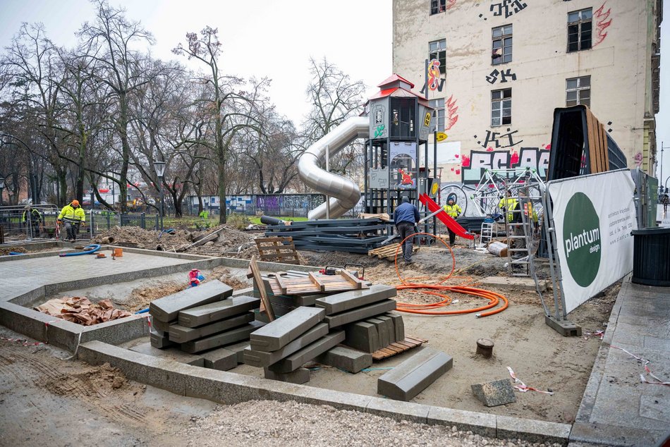 Plac Komuny w remoncie. Zakończyła się budowa chodnika od Sienkiewicza