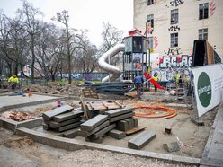 Plac Komuny w remoncie. Zakończyła się budowa chodnika od Sienkiewicza