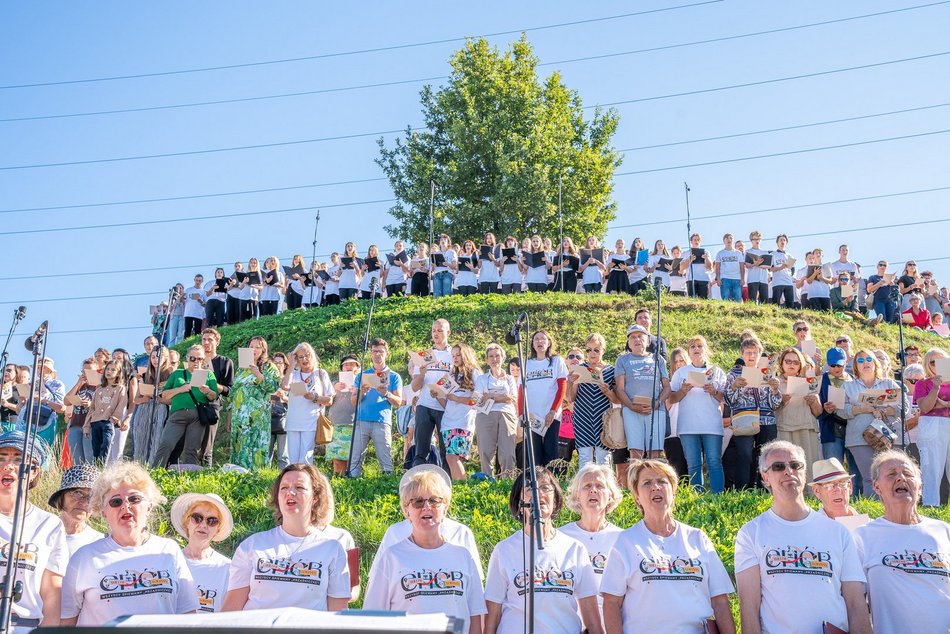 Wielkie wspólne śpiewanie "Prząśniczki" w parku Ocalałych