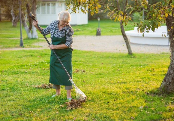 Seniorka sprząta