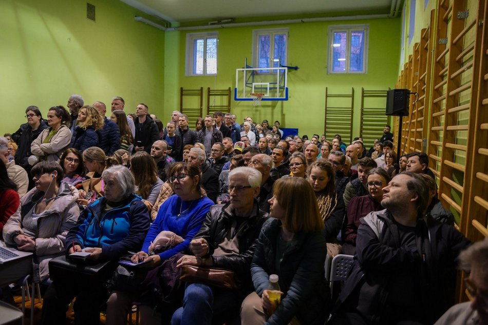 Łódź. Kolej Dużych Prędkości w Łodzi. Tłumy mieszkańców Starego Polesia na spotkaniu z wykonawcami