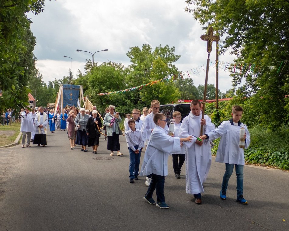 Łódź. Procesja Bożego Ciała na Widzewie w Łodzi. Wierni przeszli ulicami miasta