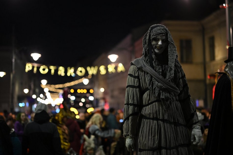 Łódź. Halloweenowa parada przeszła Piotrkowską w Łodzi. Tłumy duchów, czarownic i zombie!