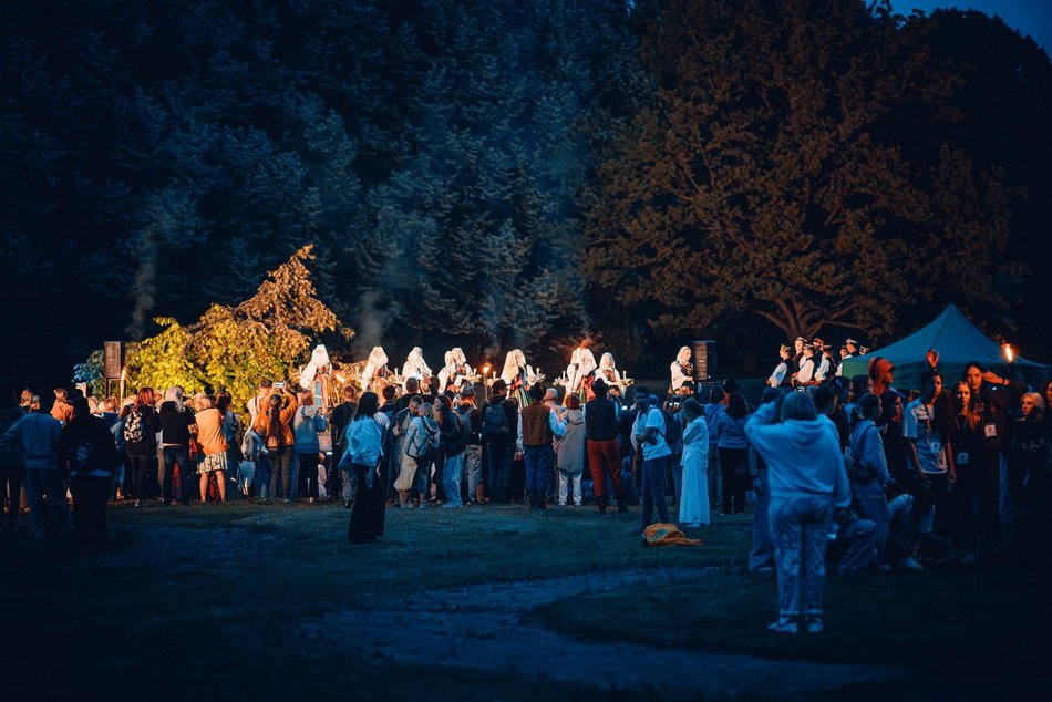 Łódź. Noc Świętojańska w Ogrodzie Botanicznym w Łodzi. Magia światła, natury i folkloru