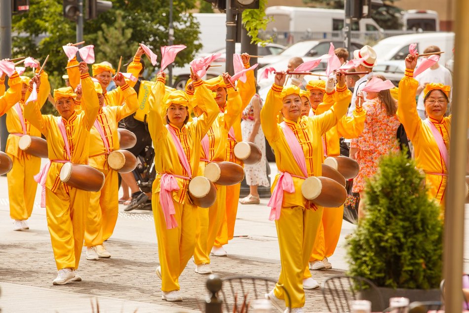 Chińska parada Falun Dafa na ul. Piotrkowskiej