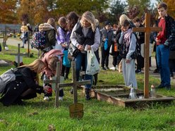Światełko Pamięci na cmentarzu przy Zakładowej. Wolontariusze uprzątną groby samotnych osób