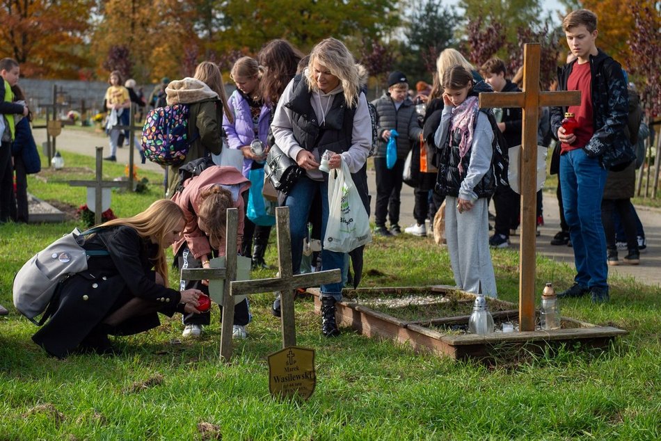Światełko Pamięci na cmentarzu przy Zakładowej. Wolontariusze uprzątną groby samotnych osób