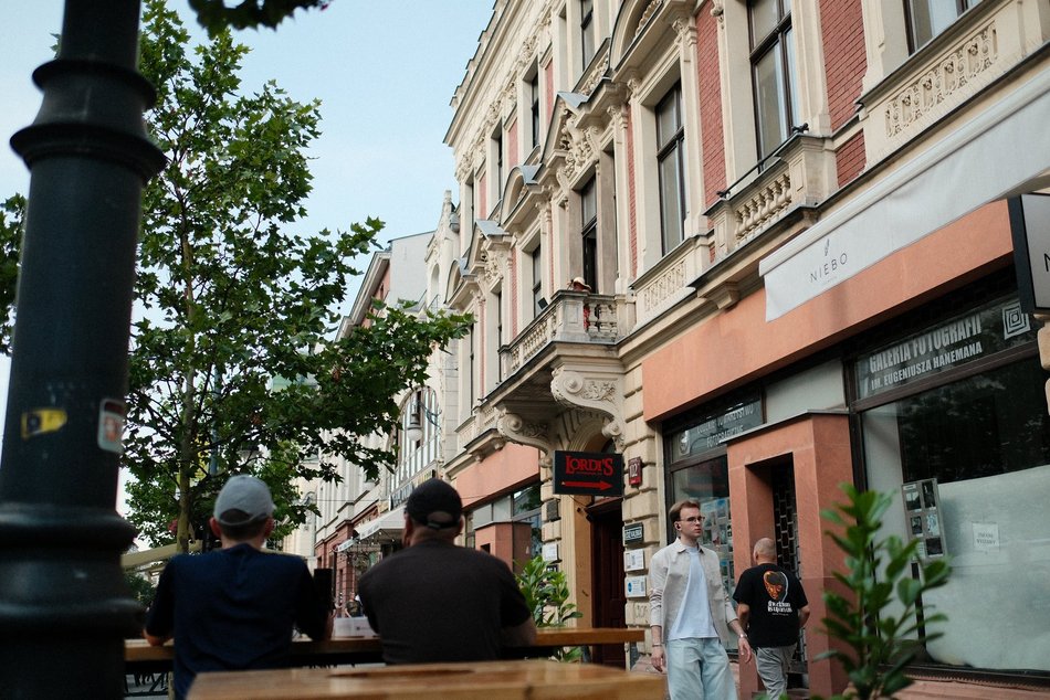 Łódź. Granie na balkonie przy Piotrkowskiej