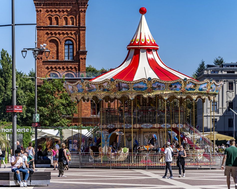 ludzie w centrum miasta