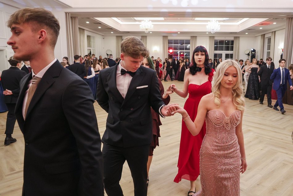 Łódź. Studniówka II LO w Łodzi. Wspaniali maturzyści świętowali w Pałacu Skotniki