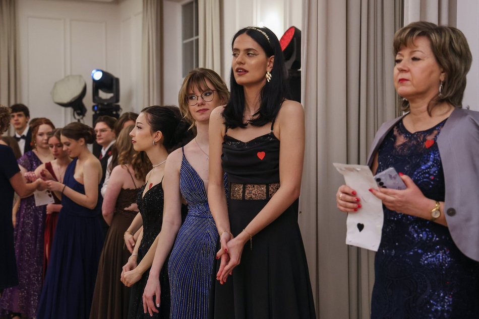 Łódź. Studniówka II LO w Łodzi. Wspaniali maturzyści świętowali w Pałacu Skotniki