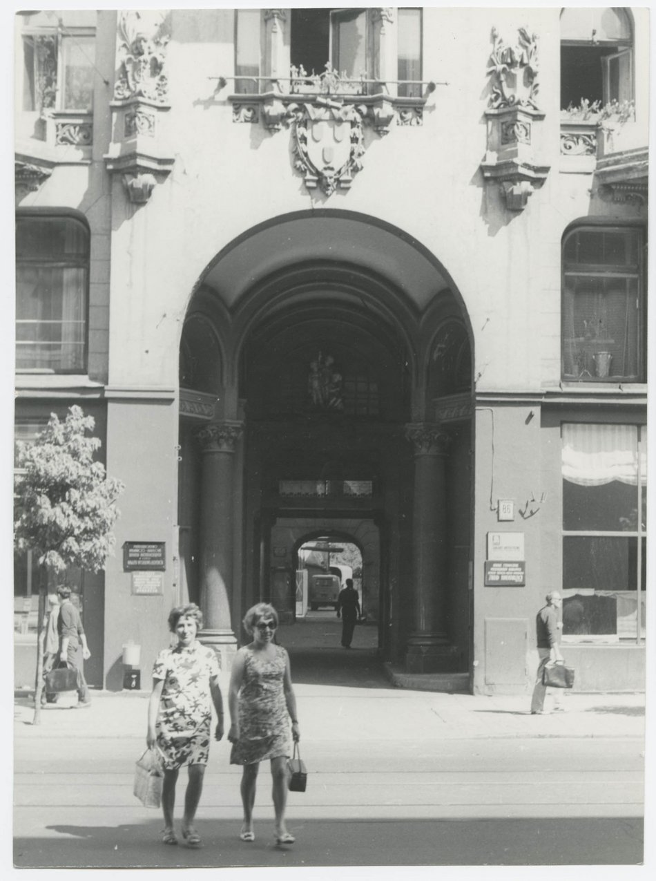 Fotografia przedstawia bramę kamienicy znajdującej się przy ulicy Piotrkowskiej 86, nazywaną „kamienicą pod Gutenbergiem”