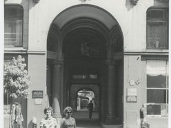Fotografia przedstawia bramę kamienicy znajdującej się przy ulicy Piotrkowskiej 86, nazywaną „kamienicą pod Gutenbergiem”
