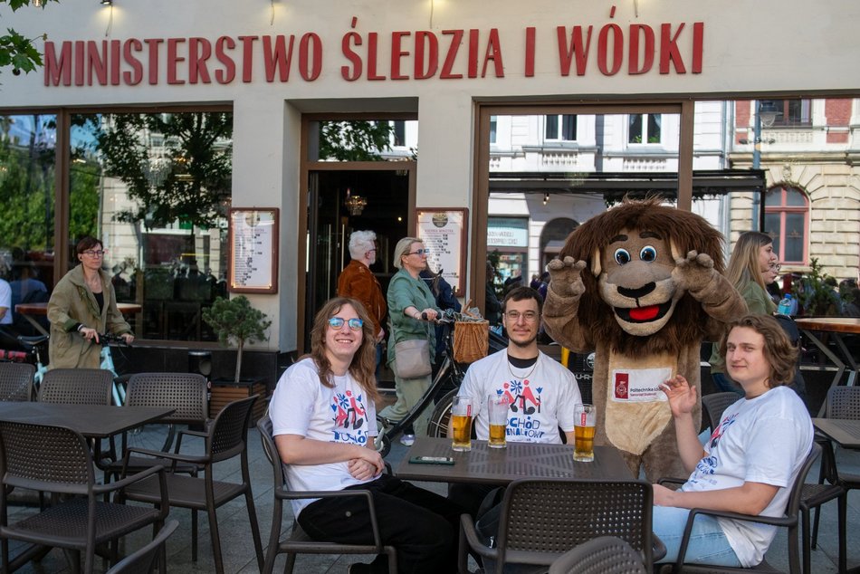 Łódź. Juwenalia 2025 w Łodzi. Kolorowy pochód studentów przeszedł Piotrkowską!